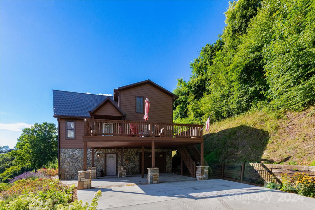 969 Cattail Ln Waynesville, NC 28786