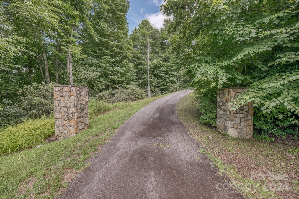 184 Dover Ln Spruce Pine, NC 28777