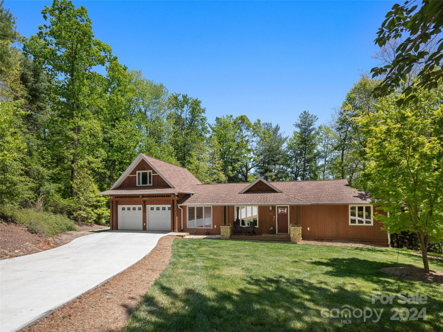 376 Whispering Woods Dr Saluda, NC 28773