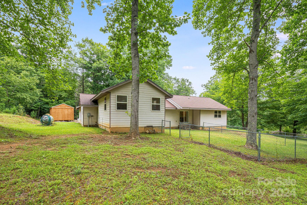 70 Landis Ln Burnsville, NC 28714