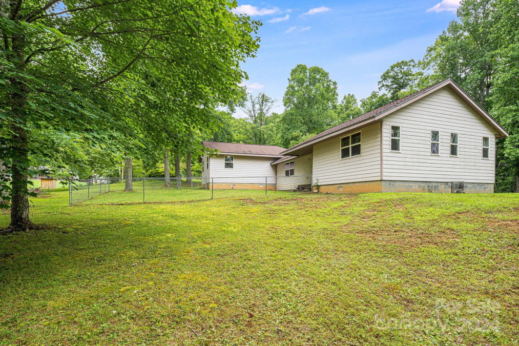 70 Landis Ln Burnsville, NC 28714