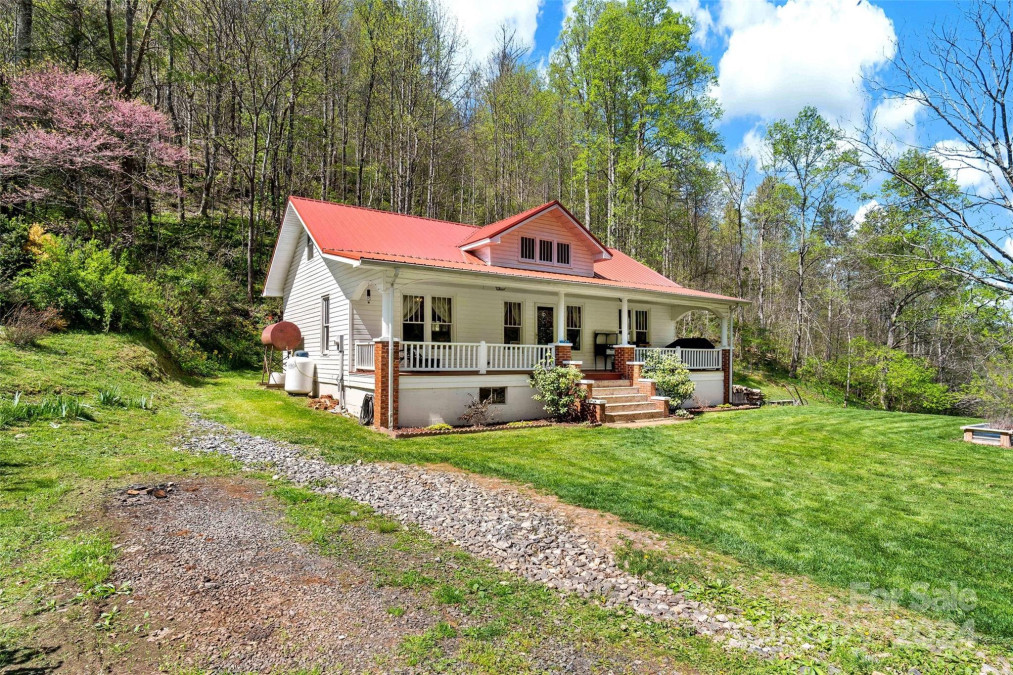 4685 State Hwy 197 N Hw Green Mountain, NC 28740