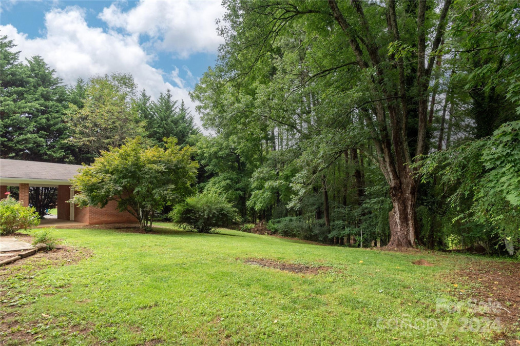 16 Merritt Dr Asheville, NC 28806