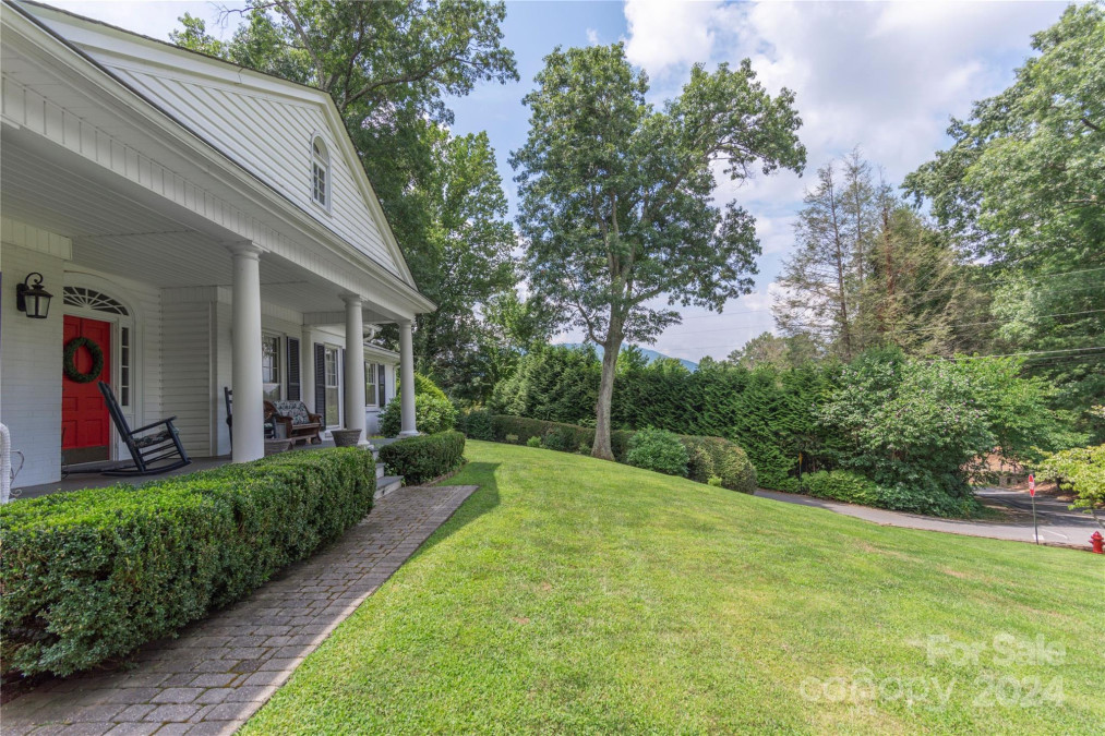 568 Country Club Dr Waynesville, NC 28786