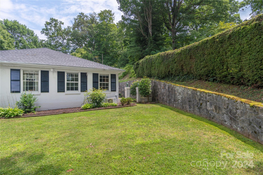 568 Country Club Dr Waynesville, NC 28786