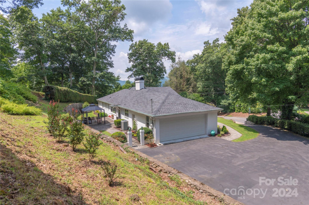 568 Country Club Dr Waynesville, NC 28786