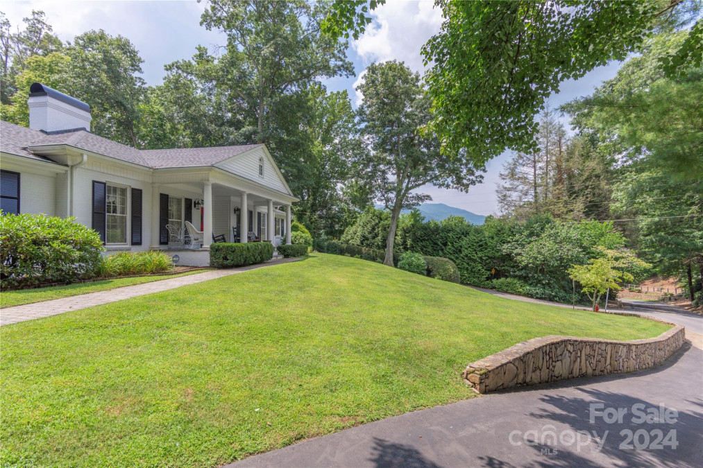 568 Country Club Dr Waynesville, NC 28786