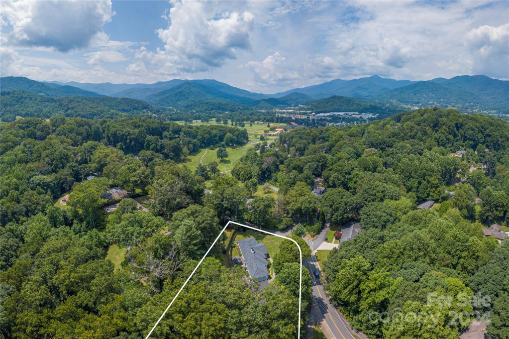 568 Country Club Dr Waynesville, NC 28786