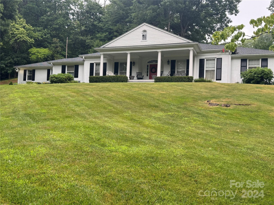 568 Country Club Dr Waynesville, NC 28786