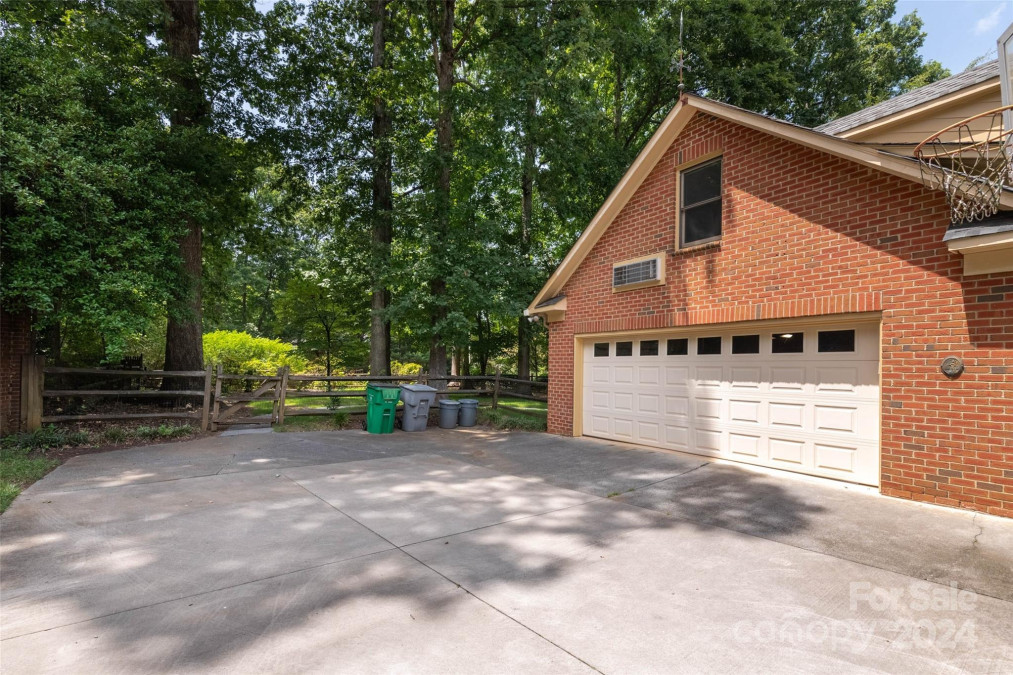 9808 Warwick Cir Charlotte, NC 28210