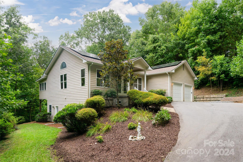 15 Falcon Crest Dr Fairview, NC 28730