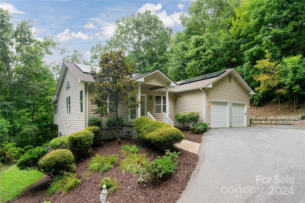 15 Falcon Crest Dr Fairview, NC 28730