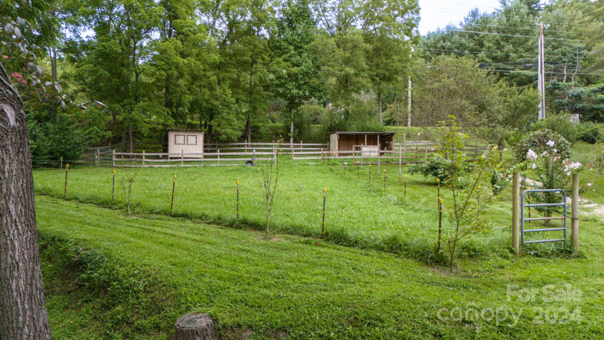 5 Northlake Dr Weaverville, NC 28287