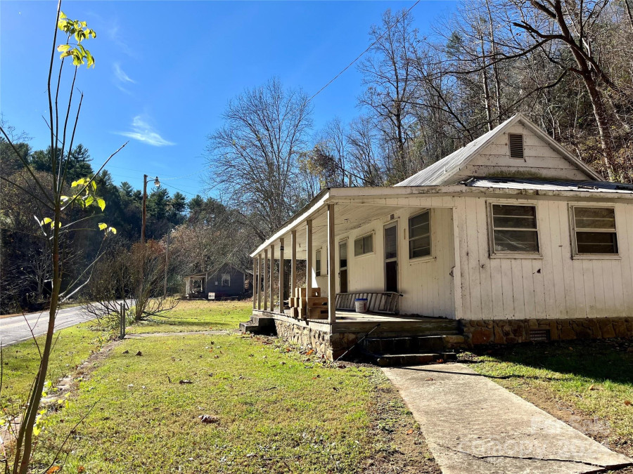 851 Lower Shut In Rd Hot Springs, NC 28743