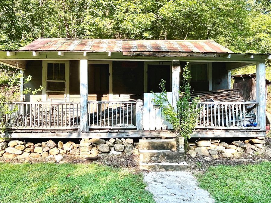 851 Lower Shut In Rd Hot Springs, NC 28743