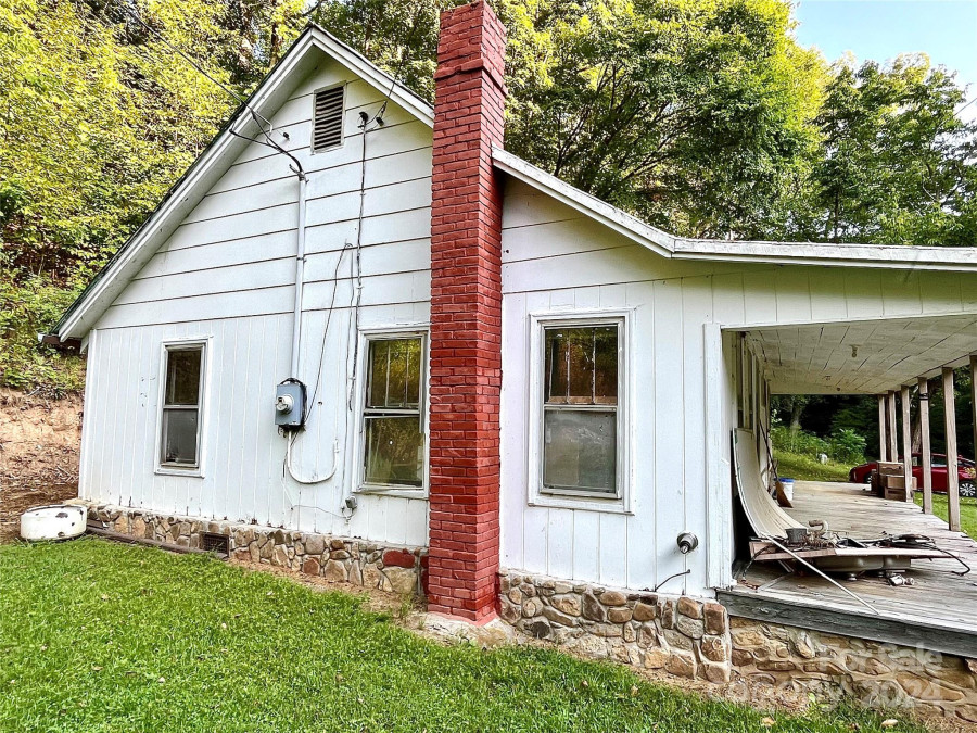 851 Lower Shut In Rd Hot Springs, NC 28743