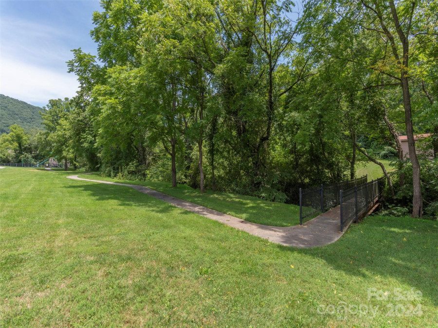 19 Little Pole Creek Dr Candler, NC 28715