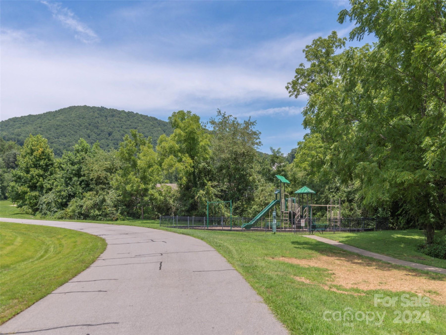 19 Little Pole Creek Dr Candler, NC 28715