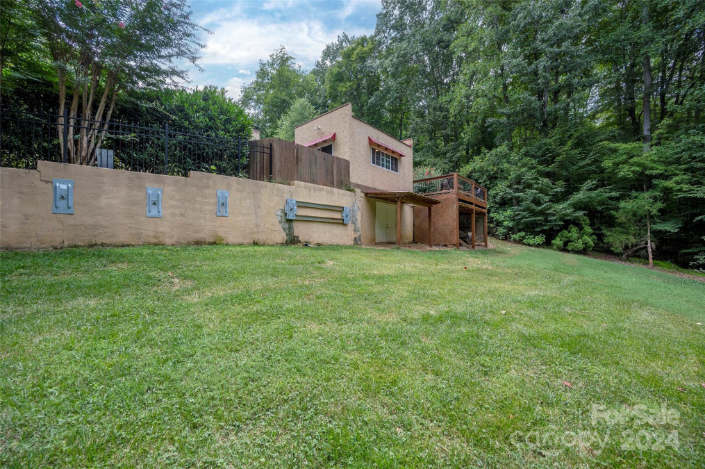 3637 Canterbury Ln Yadkinville, NC 27055