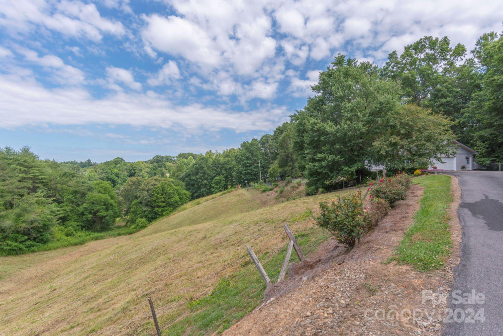 30 Morning Glory Ln Weaverville, NC 28787