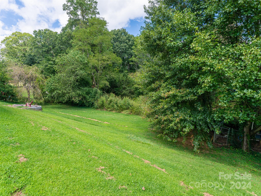 10 Ashe Rd Candler, NC 28715