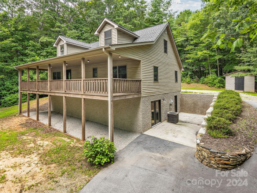 2304 Mountain Page Rd Saluda, NC 28773