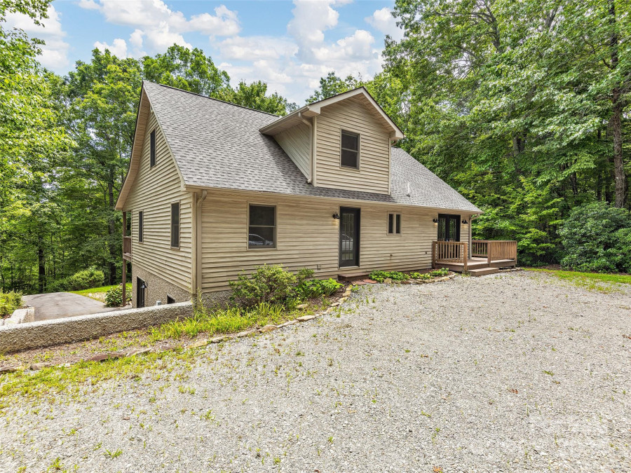 2304 Mountain Page Rd Saluda, NC 28773