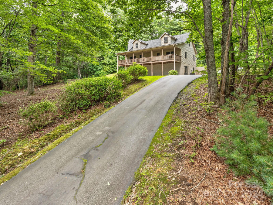 2304 Mountain Page Rd Saluda, NC 28773