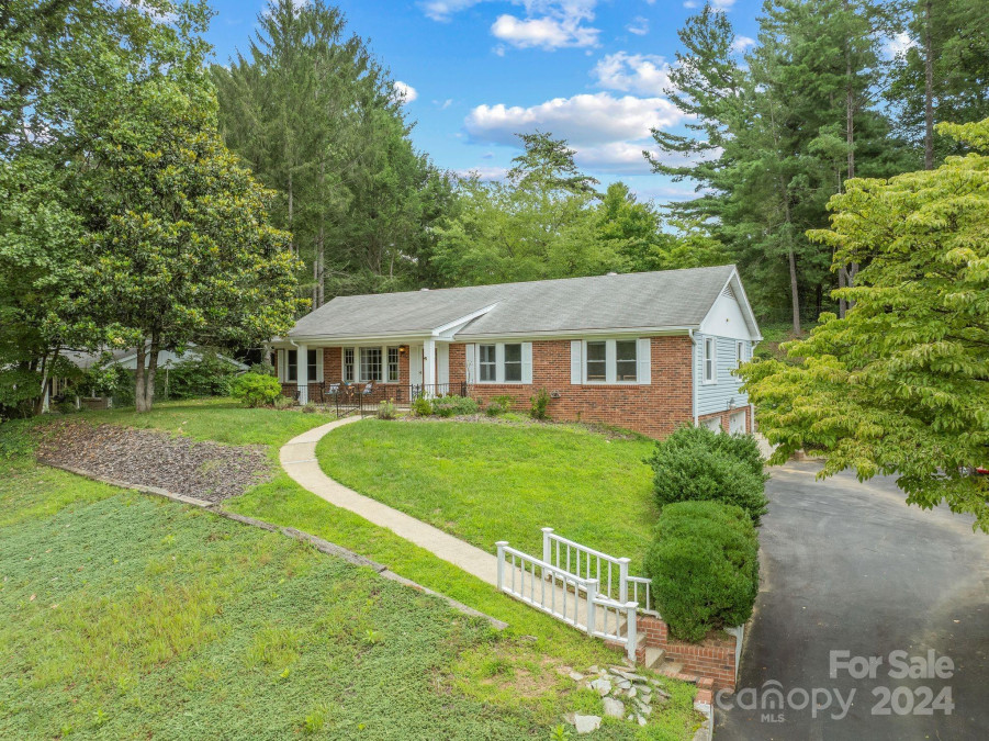 119 Woodland Hills Rd Asheville, NC 28804