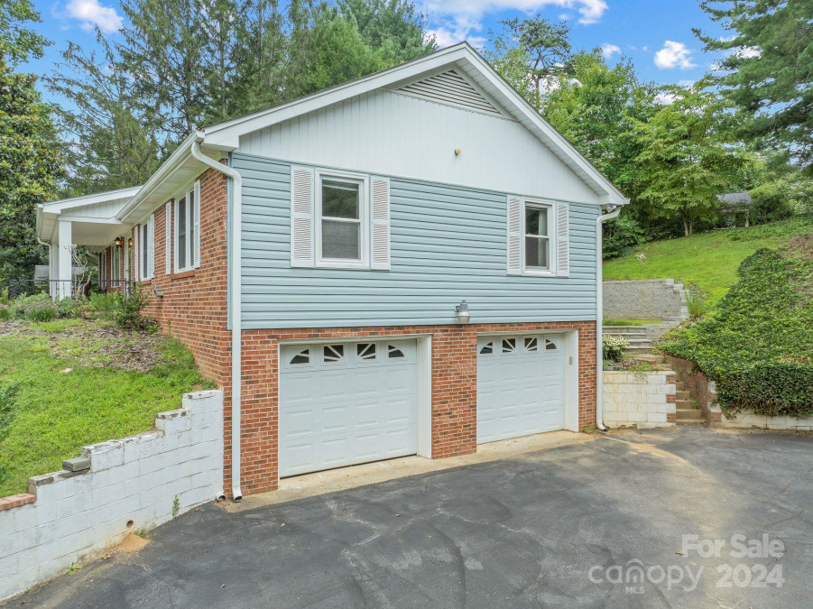 119 Woodland Hills Rd Asheville, NC 28804