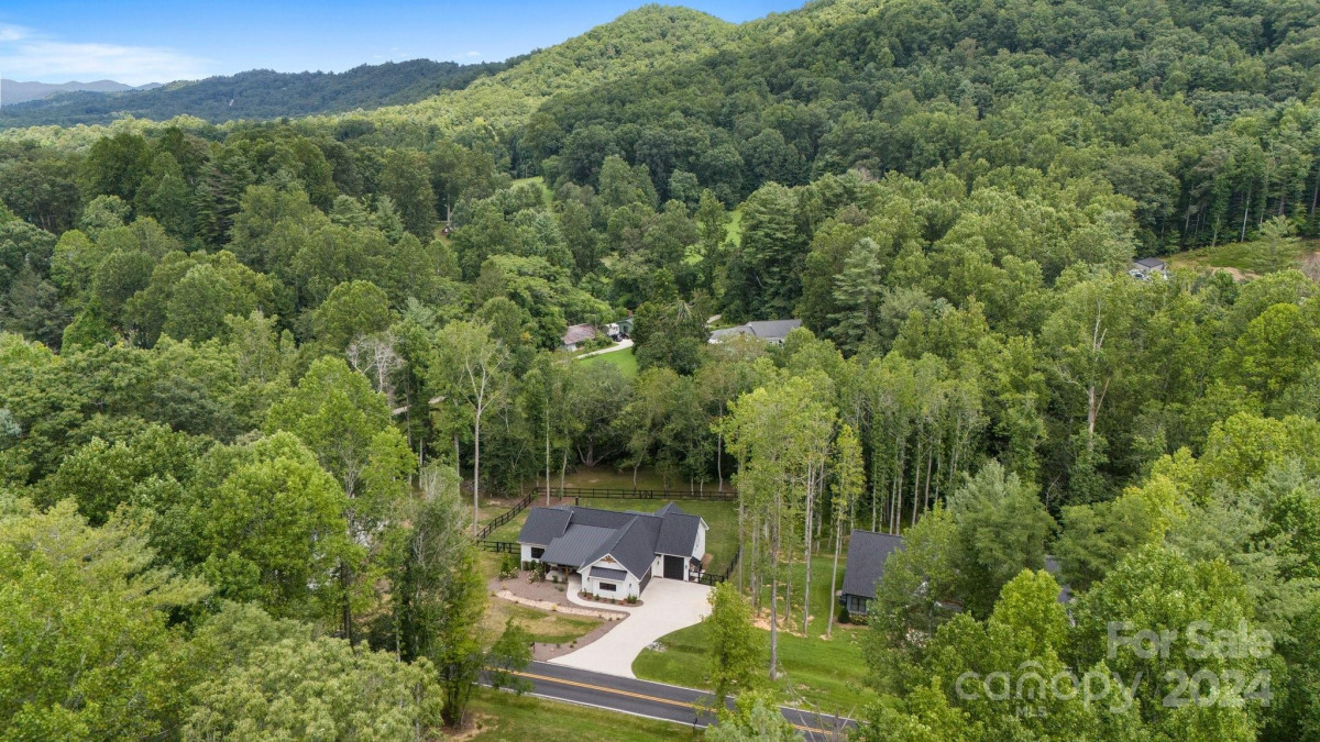 2004 Pisgah Dr Hendersonville, NC 28791