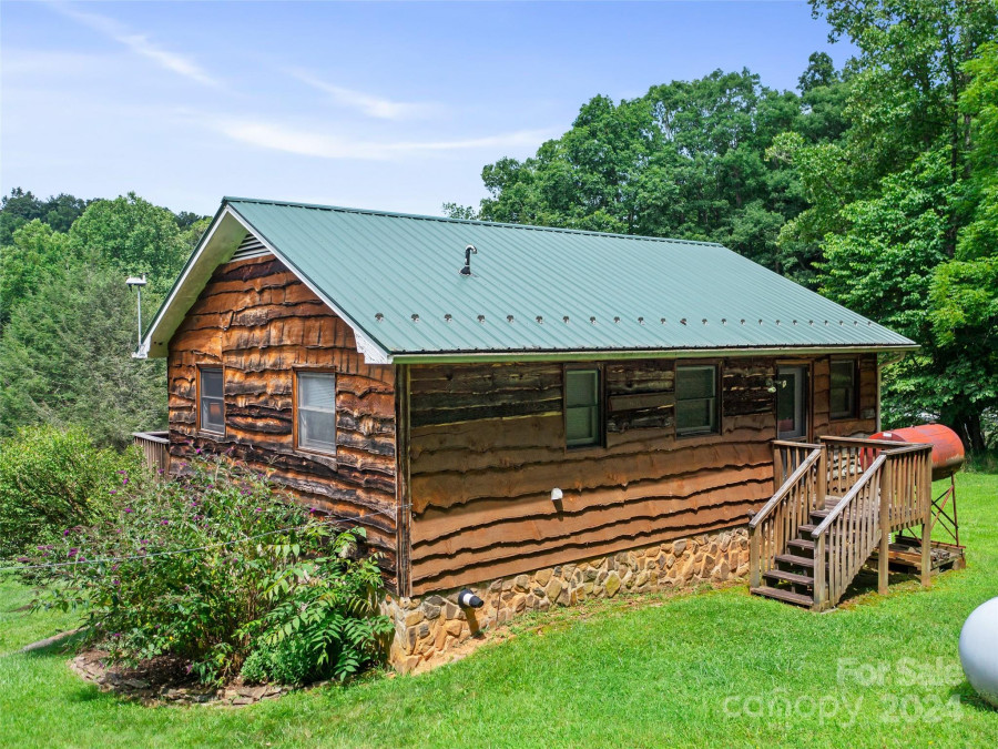 2825 Banks Creek Rd Burnsville, NC 28714