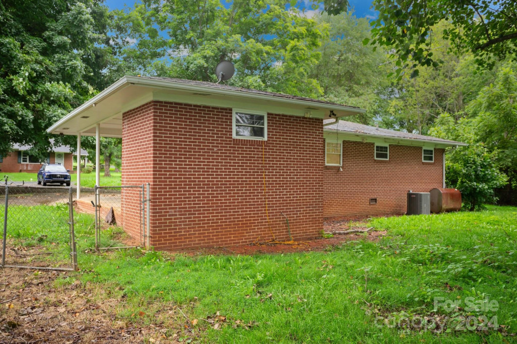 401 Poplar Cir Yadkinville, NC 27055