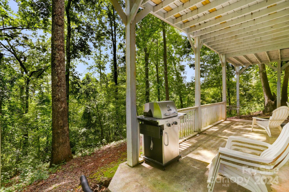 20 Swiss Ridge Dr Hayesville, NC 28904