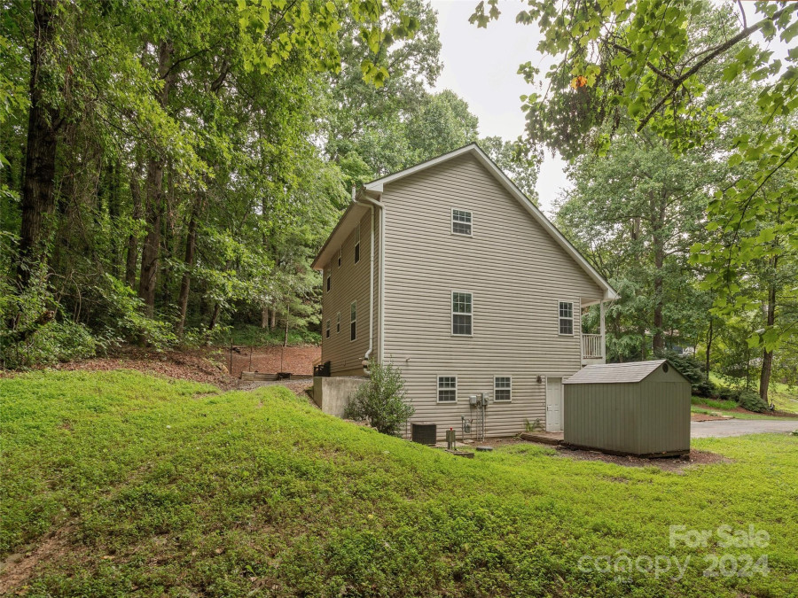 39 Apple Creek Ln Hendersonville, NC 28792