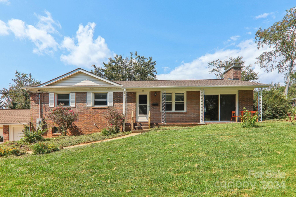 11 Clinton St Weaverville, NC 28787