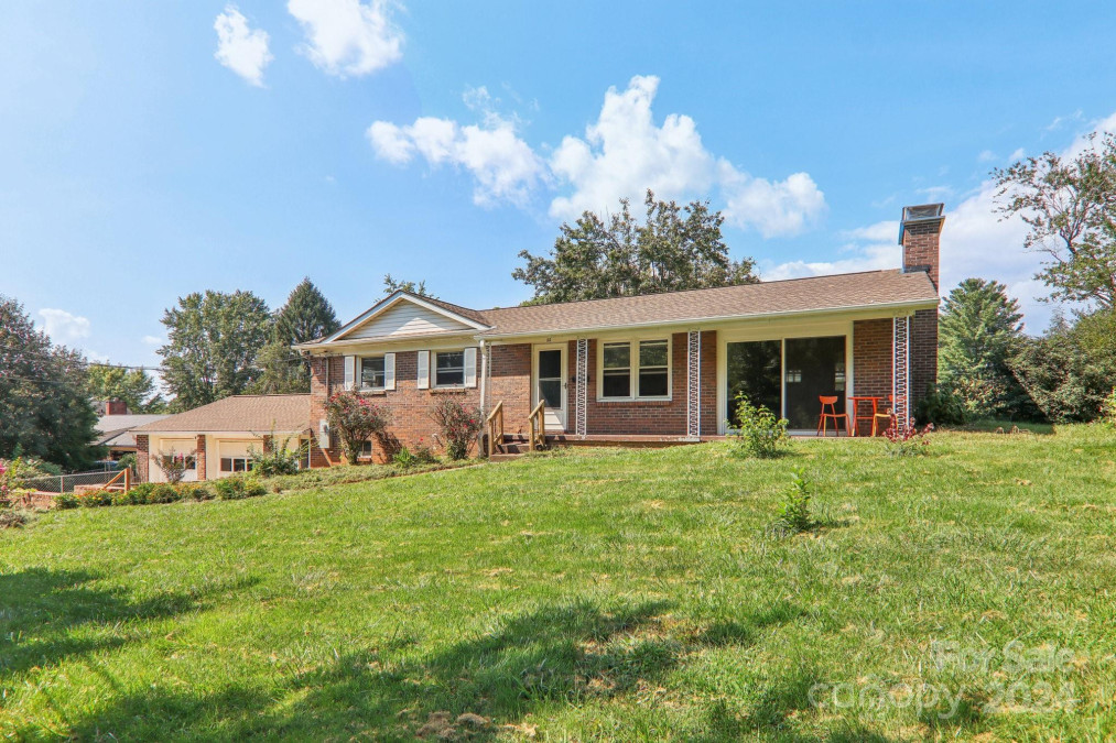 11 Clinton St Weaverville, NC 28787