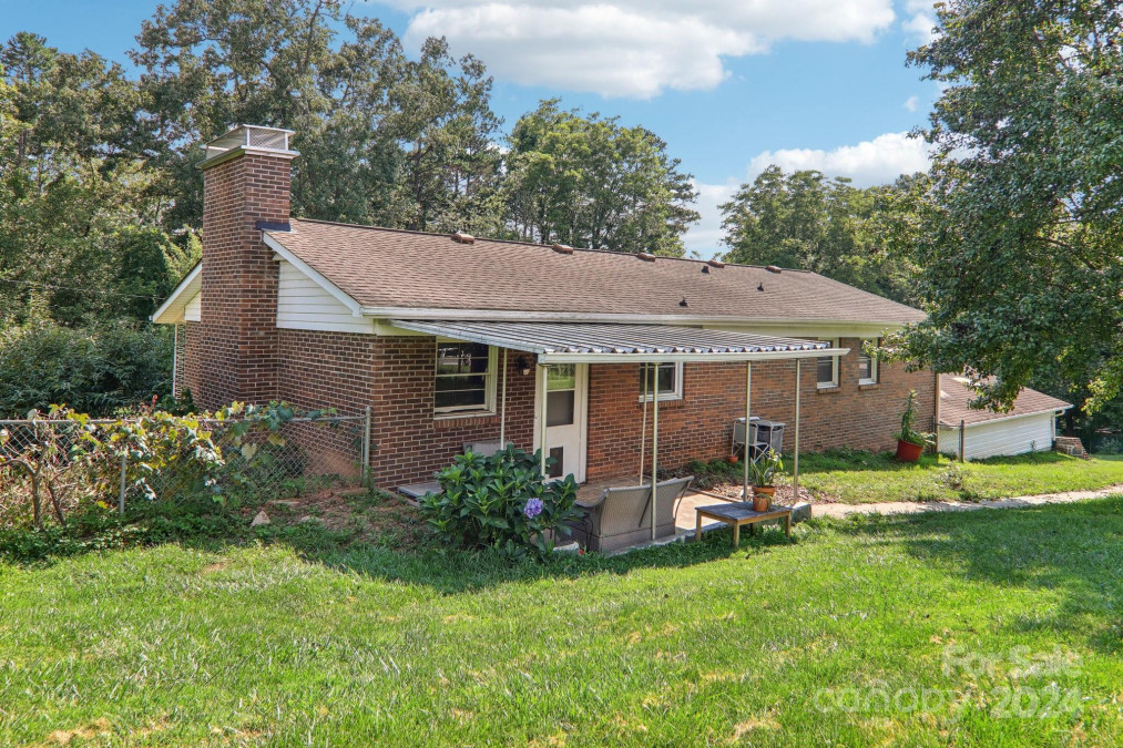 11 Clinton St Weaverville, NC 28787