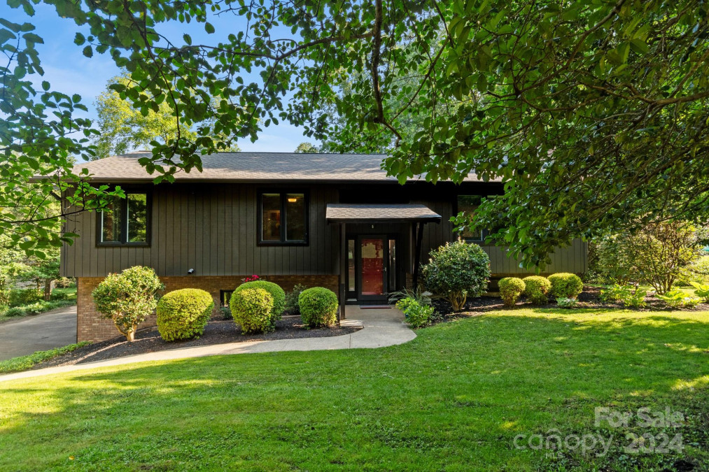 8 Pine Spring Dr Asheville, NC 28805