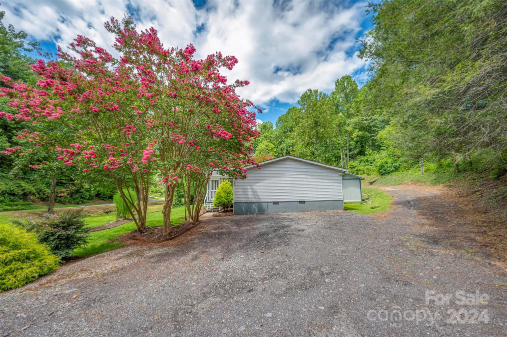 538 Laurel Dr Saluda, NC 28773