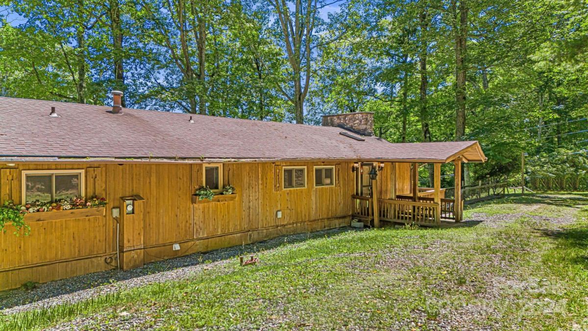 14 Oak Ridge Ln Mars Hill, NC 28754