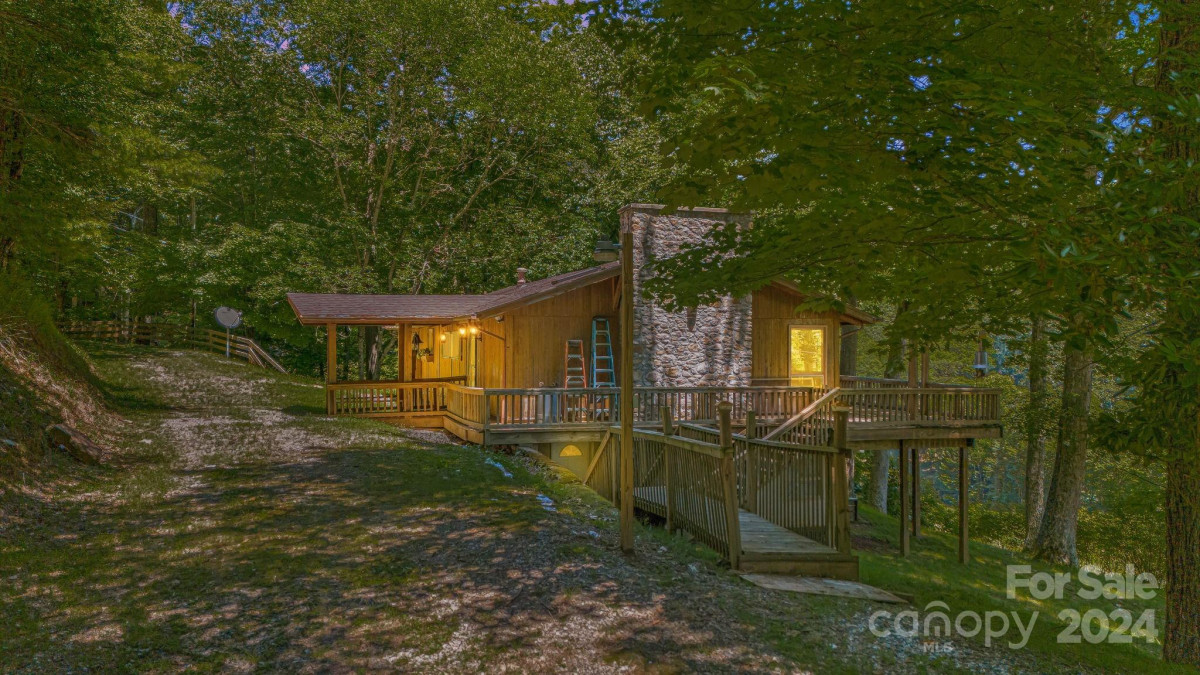 14 Oak Ridge Ln Mars Hill, NC 28754