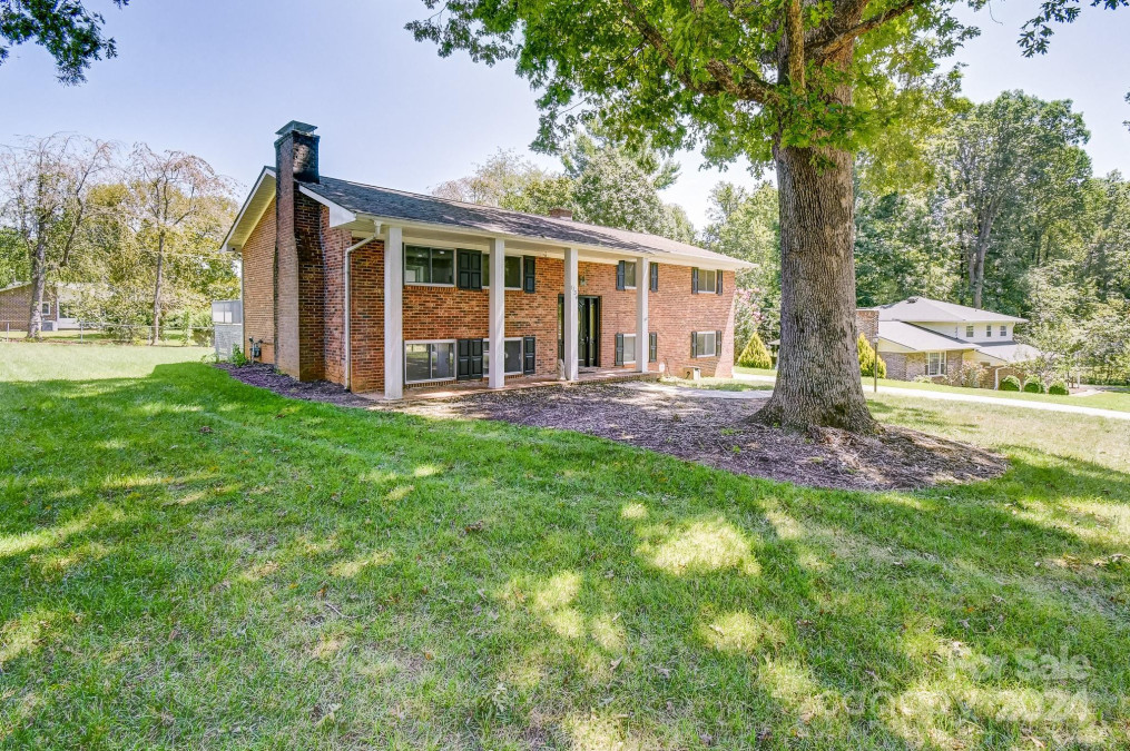 1134 Carousel Ln Hendersonville, NC 28792