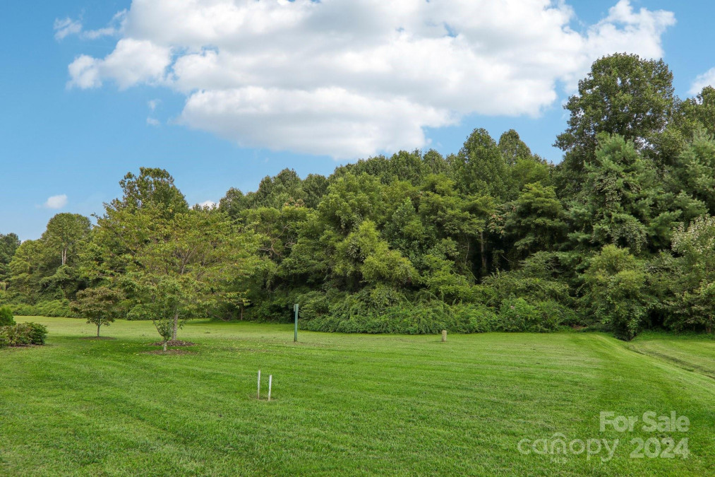 23 Country Meadows Ln Hendersonville, NC 28792