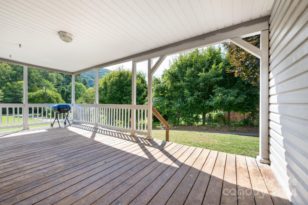 54 Line Dr Maggie Valley, NC 28751