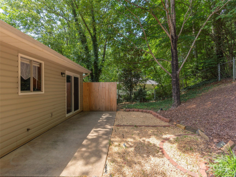 82 Sleepy Hollow Dr Asheville, NC 28805