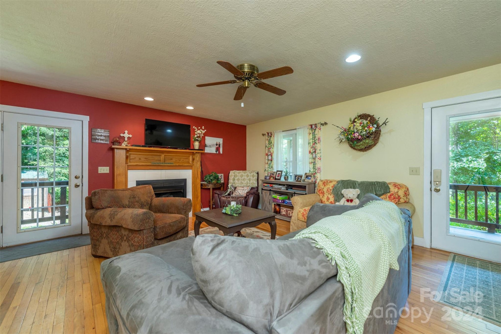 477 West Ridge Dr Burnsville, NC 28714