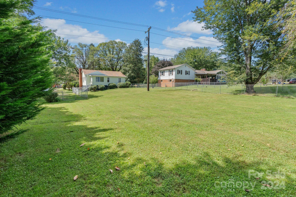 318 Stoney Mountain Rd Hendersonville, NC 28791