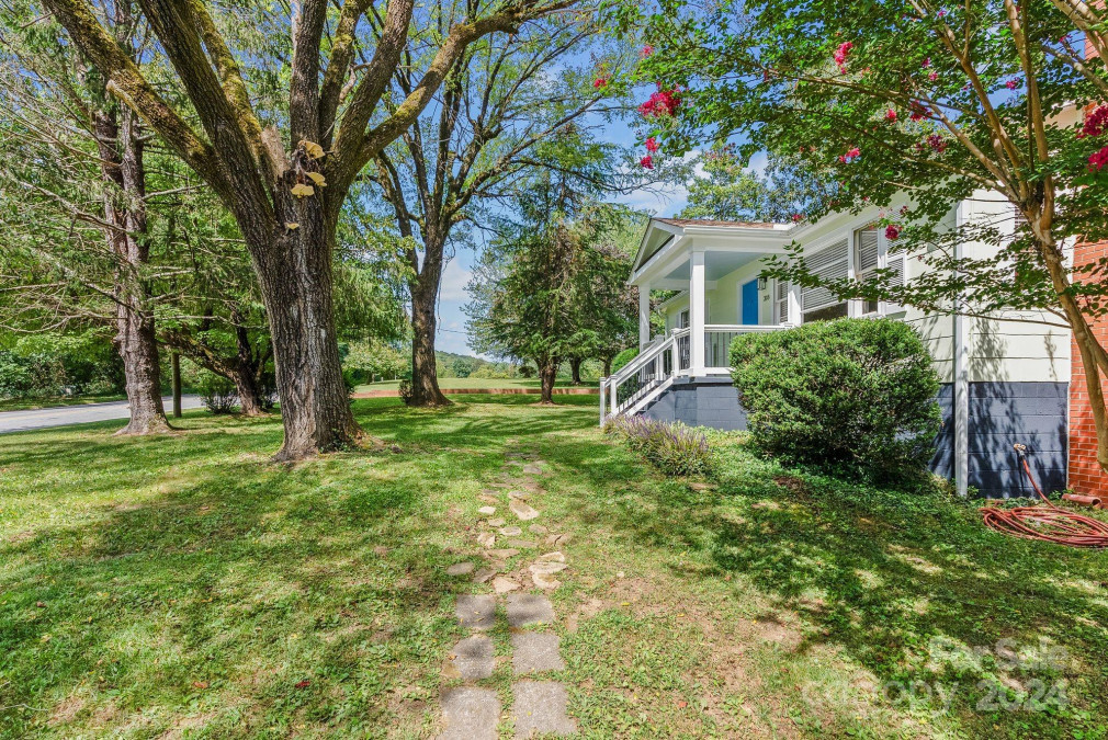 318 Stoney Mountain Rd Hendersonville, NC 28791