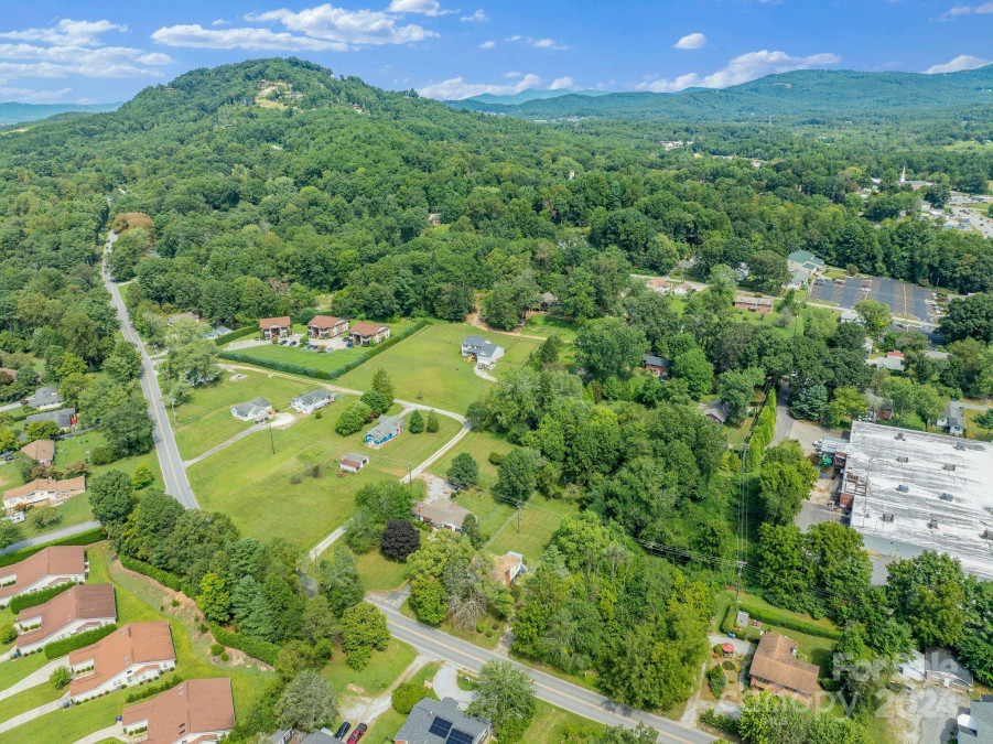 318 Stoney Mountain Rd Hendersonville, NC 28791